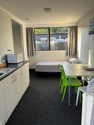 Kiwi Cabins Tapu Экстерьер фото